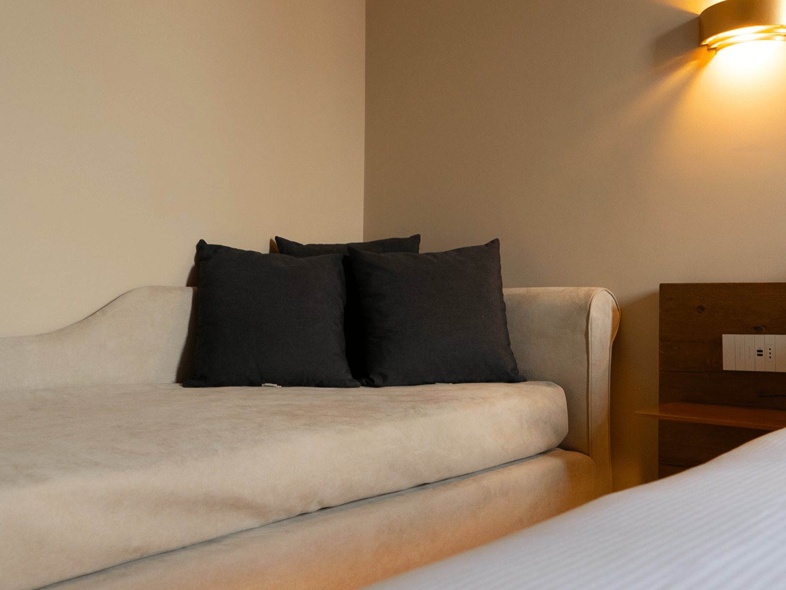 Lusso Contemporáneo GV Suite Roma Estancia elegante en GV Suite con iluminación suave y mobiliario moderno.