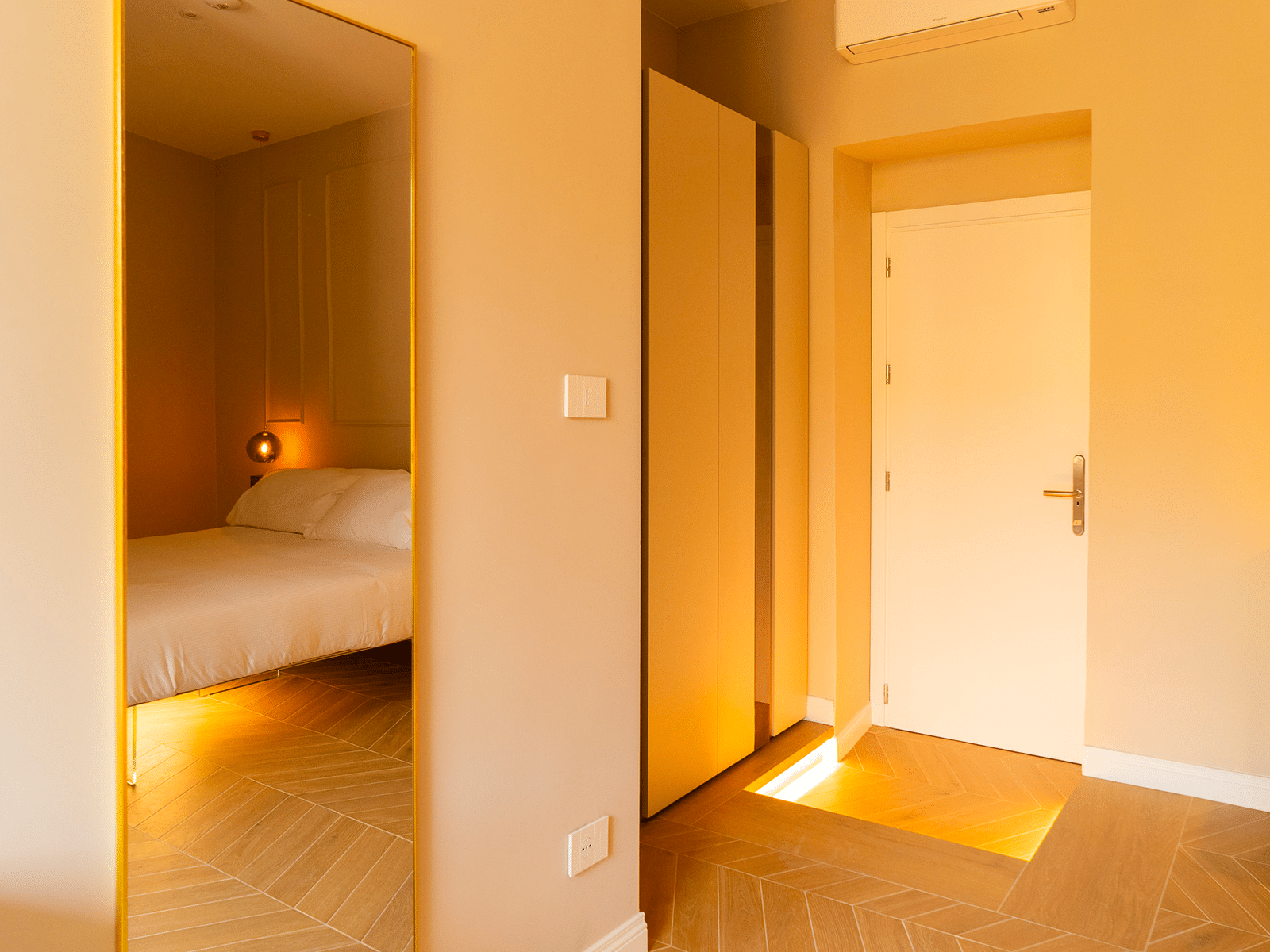 Cámara Moderna con Diseño Refinado Cámara moderna en GV Suite Collection en Roma con mobiliario de diseño.