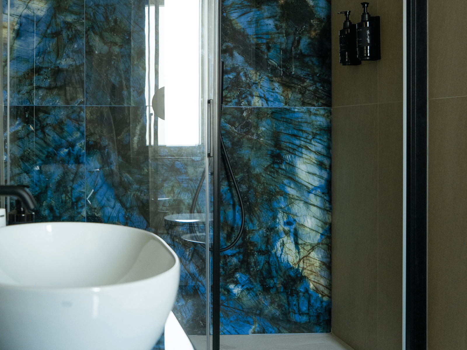 Elegancia del baño en suite lujosa Baño de lujo con detalles en mármol azul