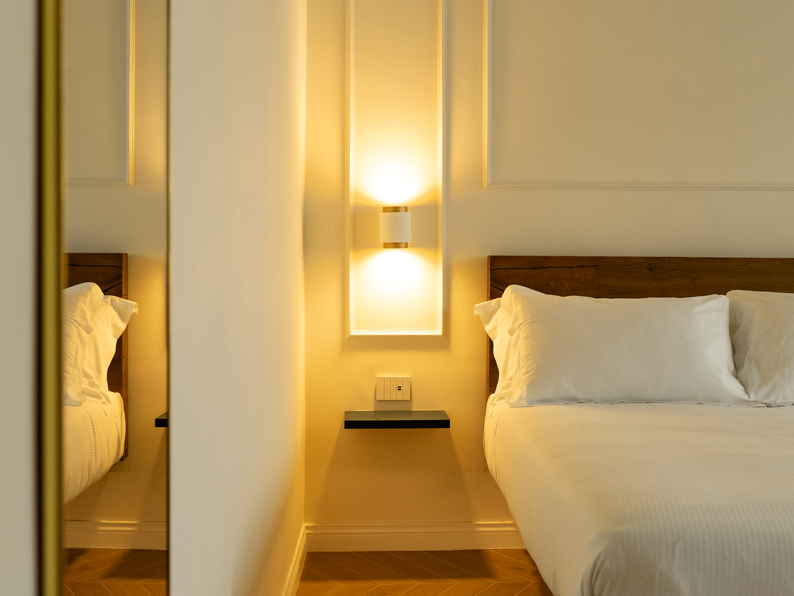 Elegancia Discreta en el Centro de Roma Cámara elegante con iluminación suave en la GV Suite Collection en Roma.