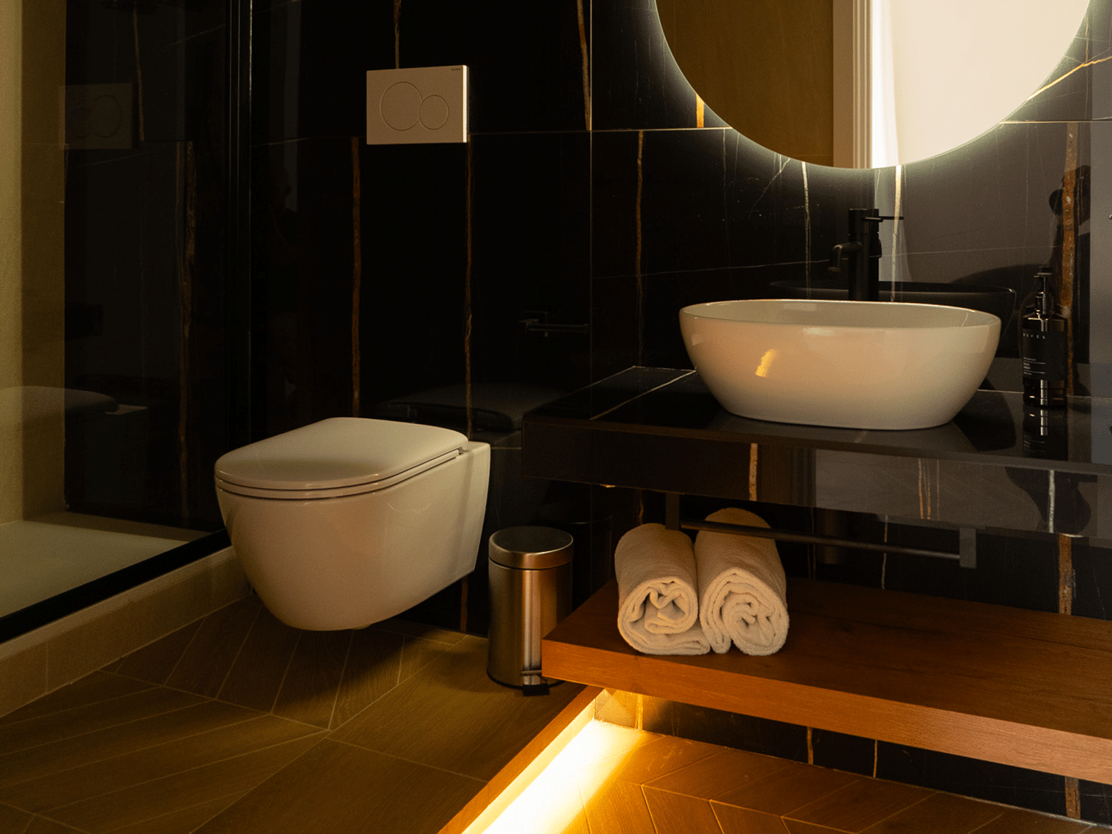 Elegancia y Comodidad en el Baño Baño lujoso con muebles modernos y detalles elegantes.