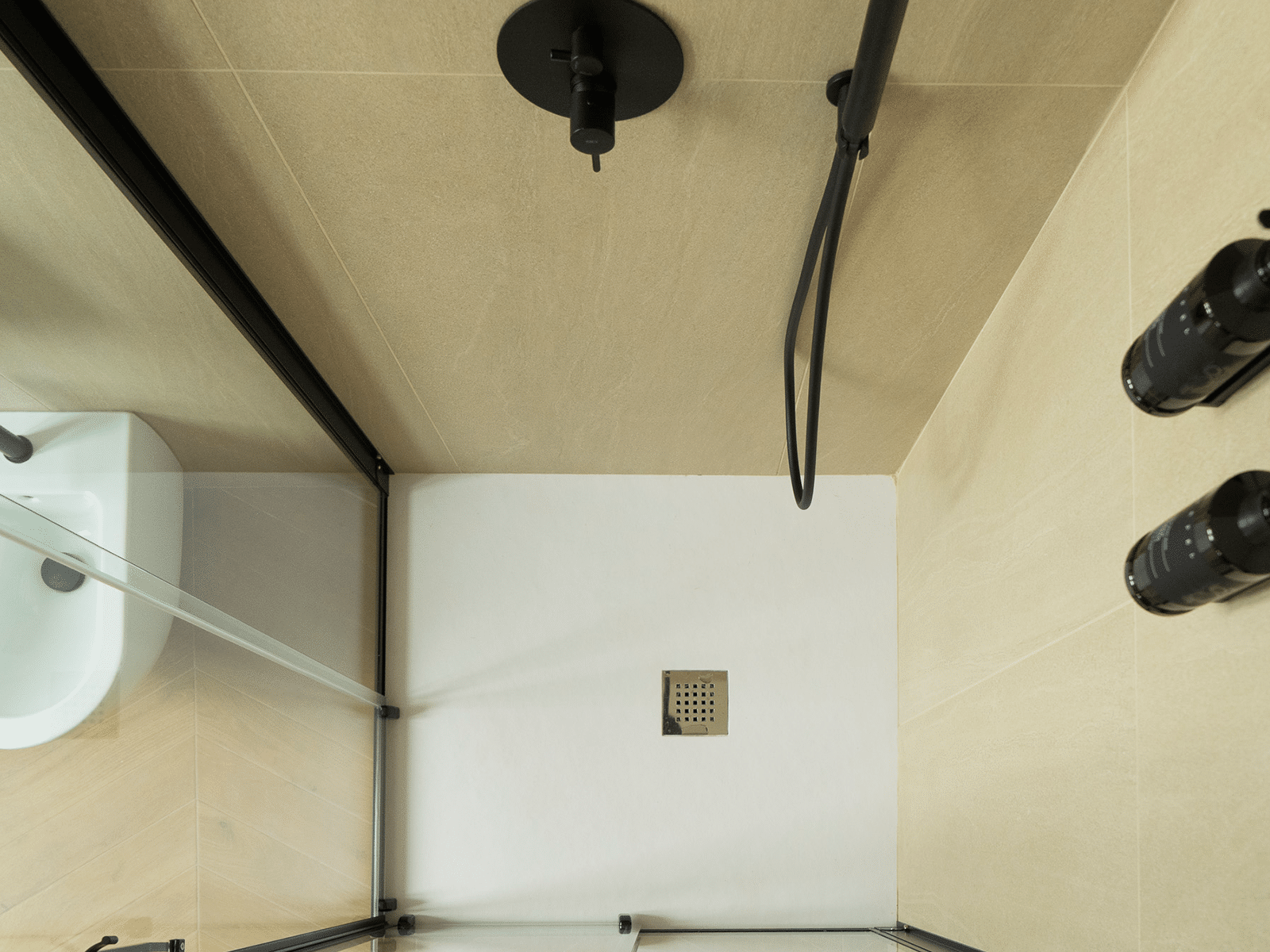Douche Élégante au Cœur de Rome Vue d'en haut d'une douche moderne avec des accessoires design dans la collection GV Suite.