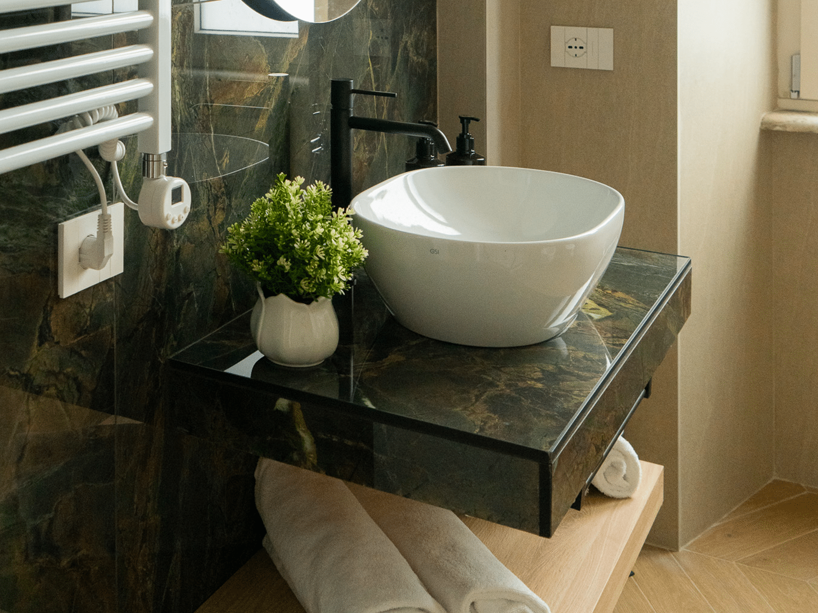 Élégance Minimaliste dans la Salle de Bain de Luxe Salle de bain design avec lavabo moderne et éléments naturels.