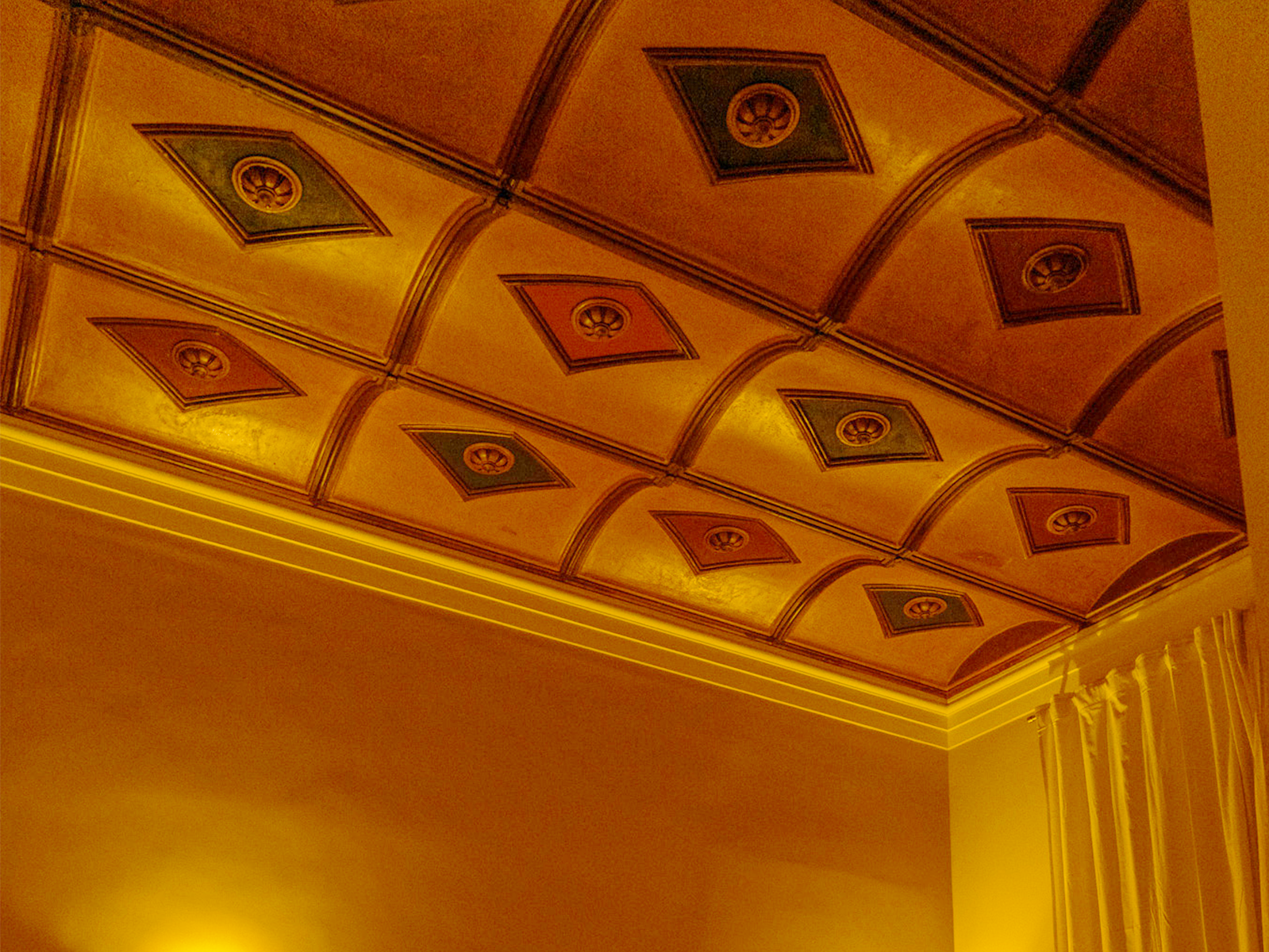 Plafond Historique Élégant Plafond décoré dans une suite de luxe.