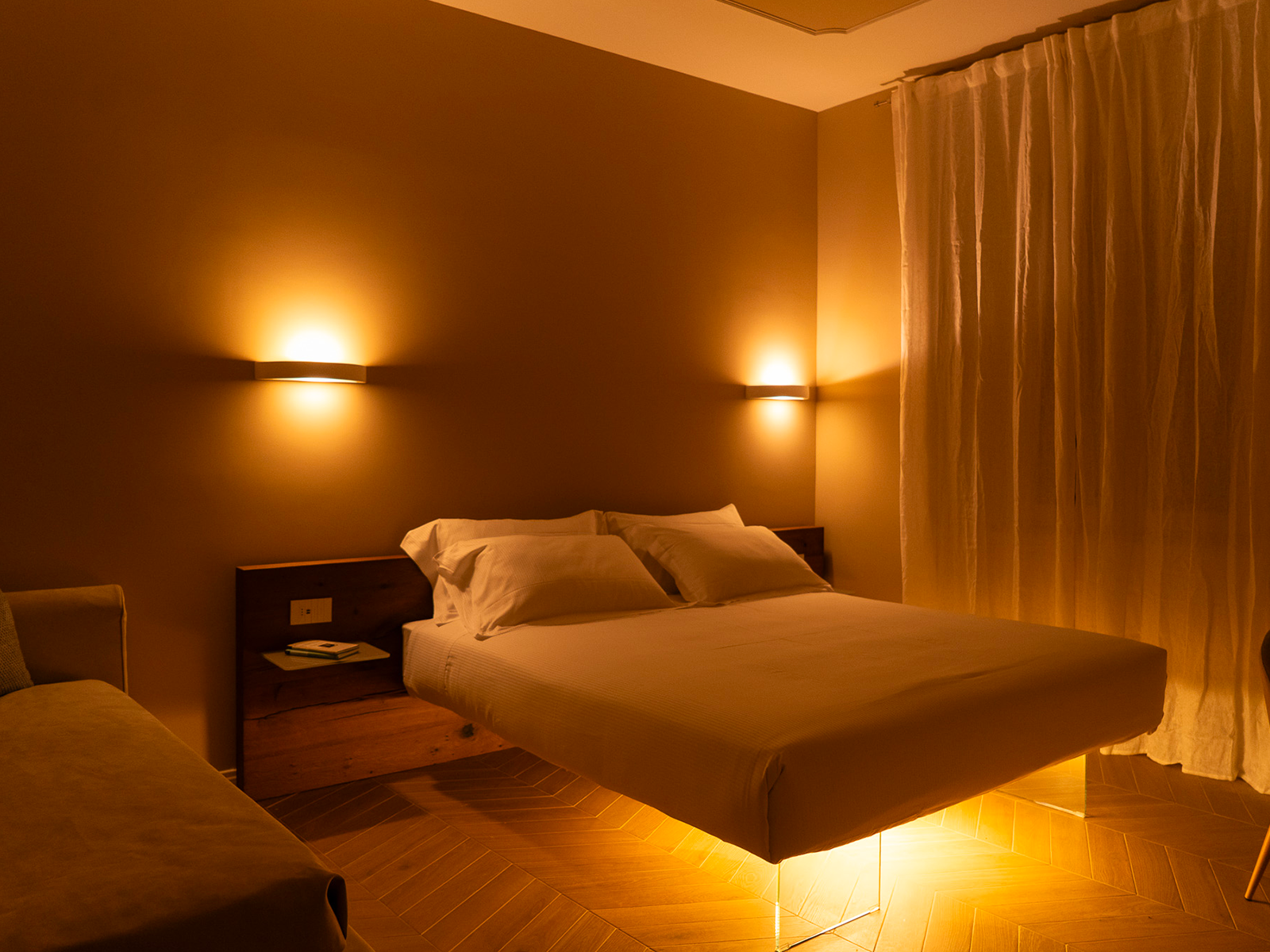 Eleganza Nocturne dans Suite Romaine Chambre à coucher luxueuse avec éclairage tamisé.