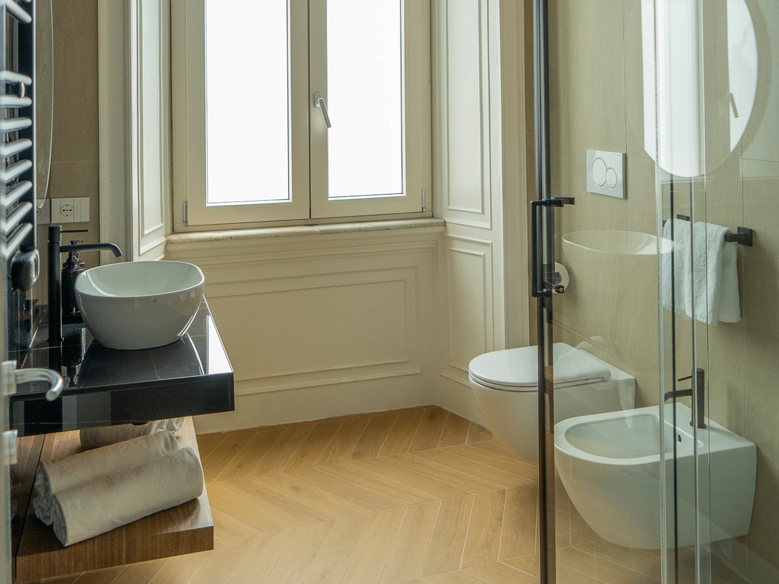 Élégance Moderne au Centre de Rome Salle de bain design moderne avec des détails élégants.
