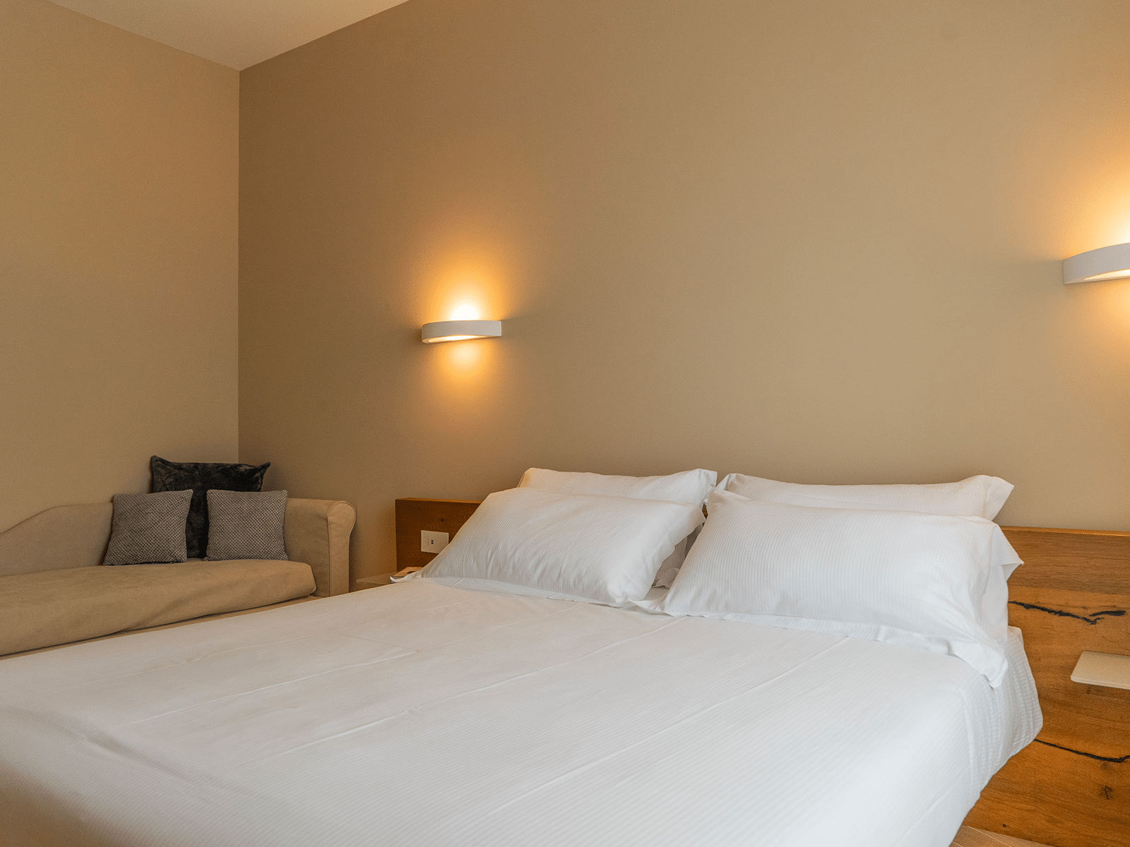 Élégance et Confort de la Suite GV Chambre à coucher minimaliste et élégante avec éclairage tamisé.