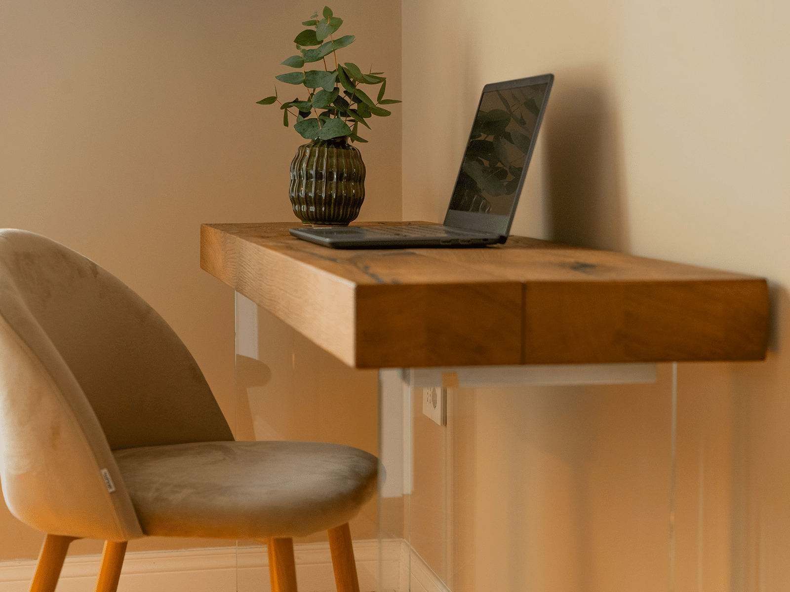 Élégance et Confort en Suite Bureau en bois avec ordinateur portable et plante, Collection GV Suite.