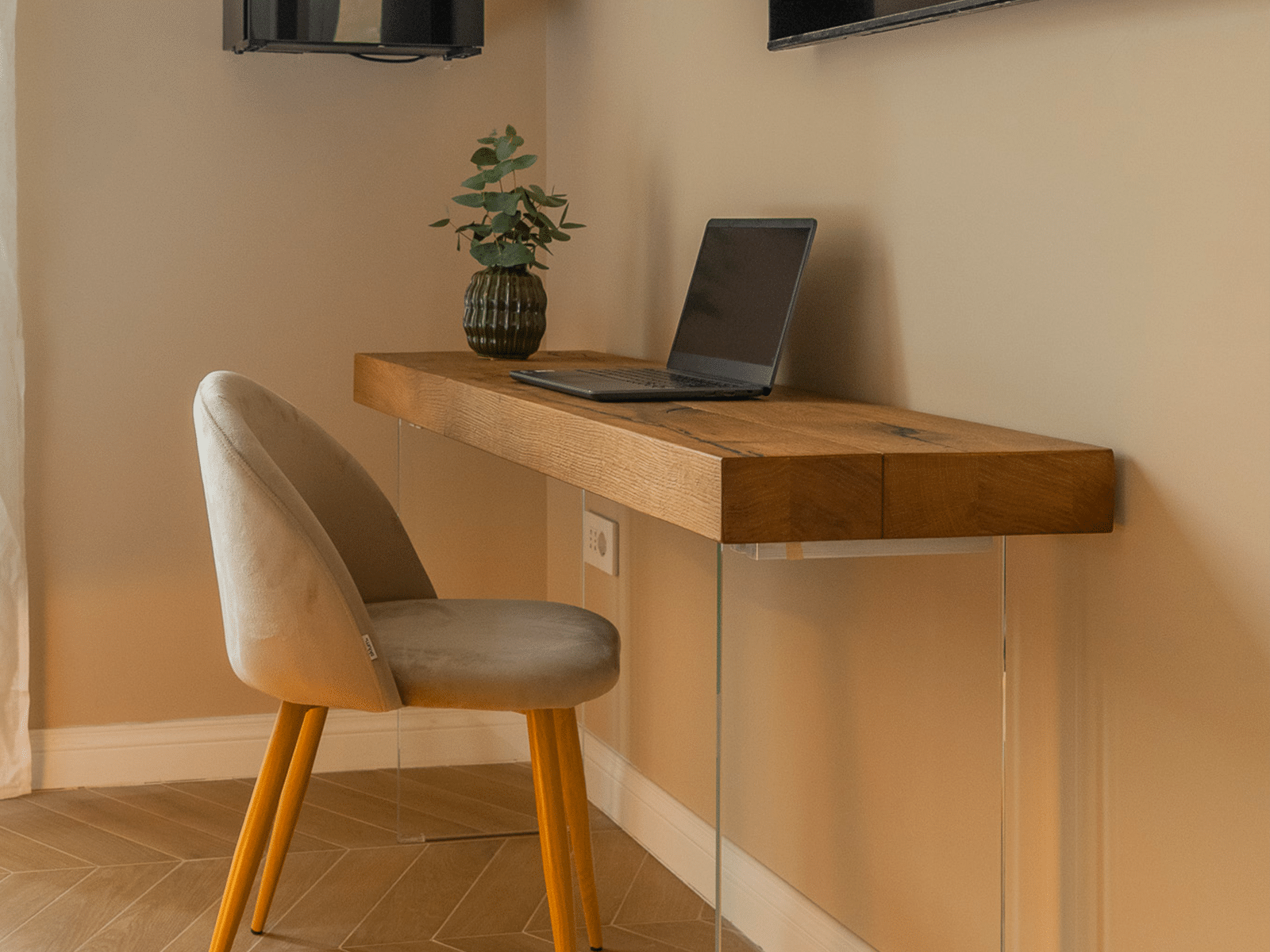 Élégance Moderne à Rome Bureau avec chaise moderne dans une suite de luxe.