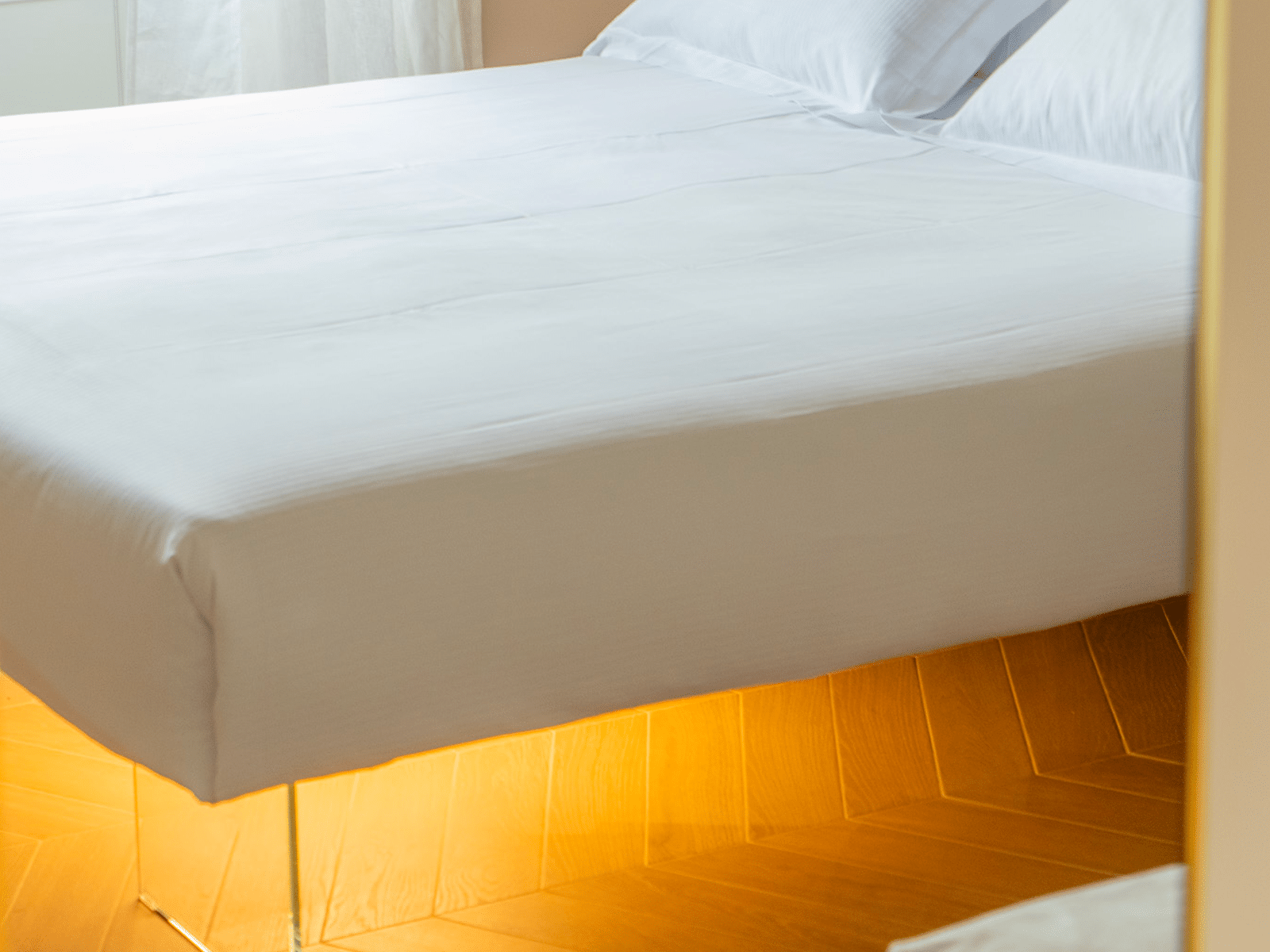 Élégance Moderne dans la Suite GV Lit élégant avec éclairage tamisé dans la GV Suite Collection, Rome.
