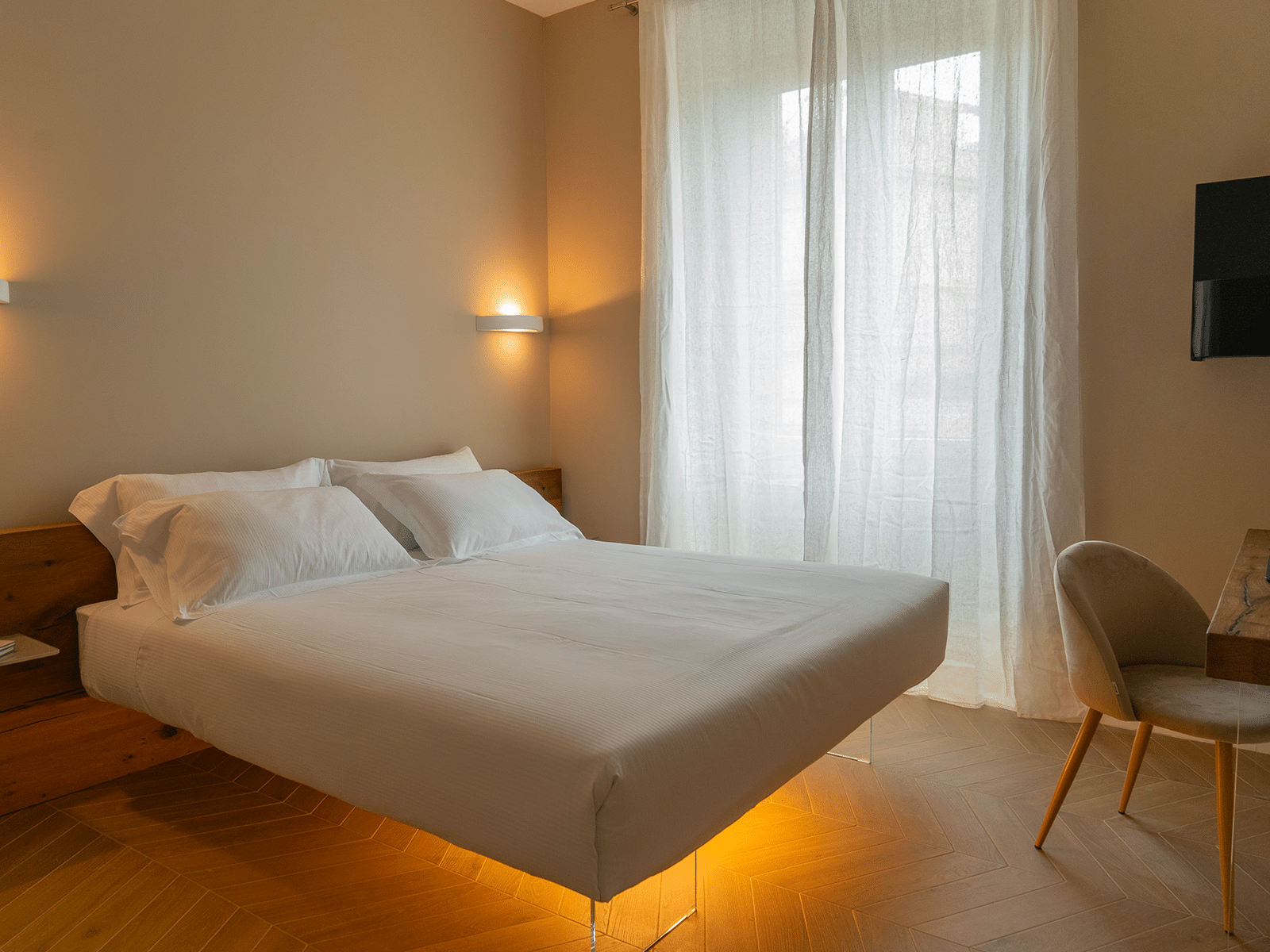 Élégance et Confort à Rome Caméra élégante avec lit double et luminosité chaleureuse.