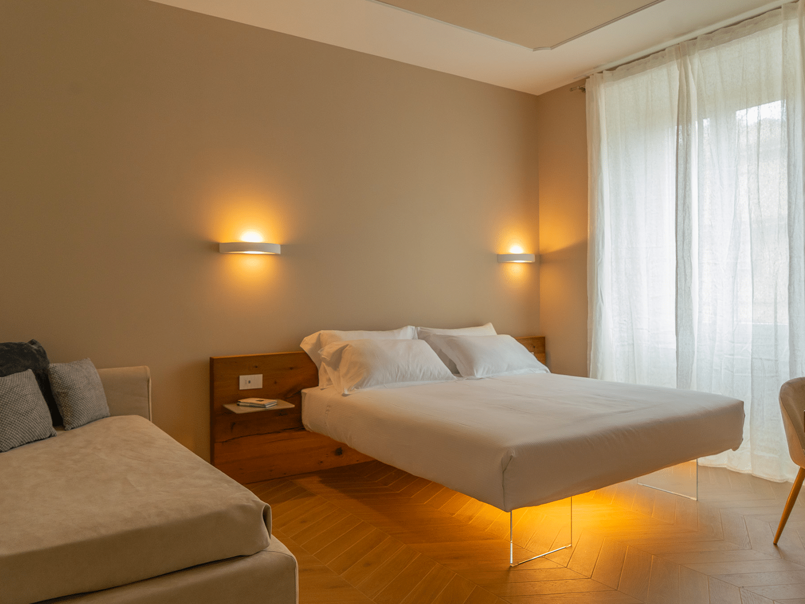 Élégance Moderne au Cœur de Rome Chambre élégante avec éclairage tamisé et design moderne.