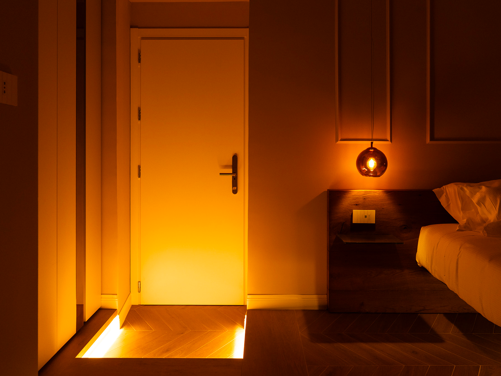 Élégance Lumineuse en Ton Chaud Chambre de luxe avec éclairage d'ambiance chaleureux et détails modernes.
