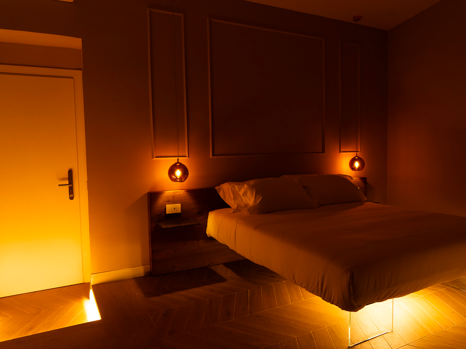Chambre de Luxe avec Atmosphère Chaleureuse Appareil photo raffiné avec éclairage chaleureux et design moderne.