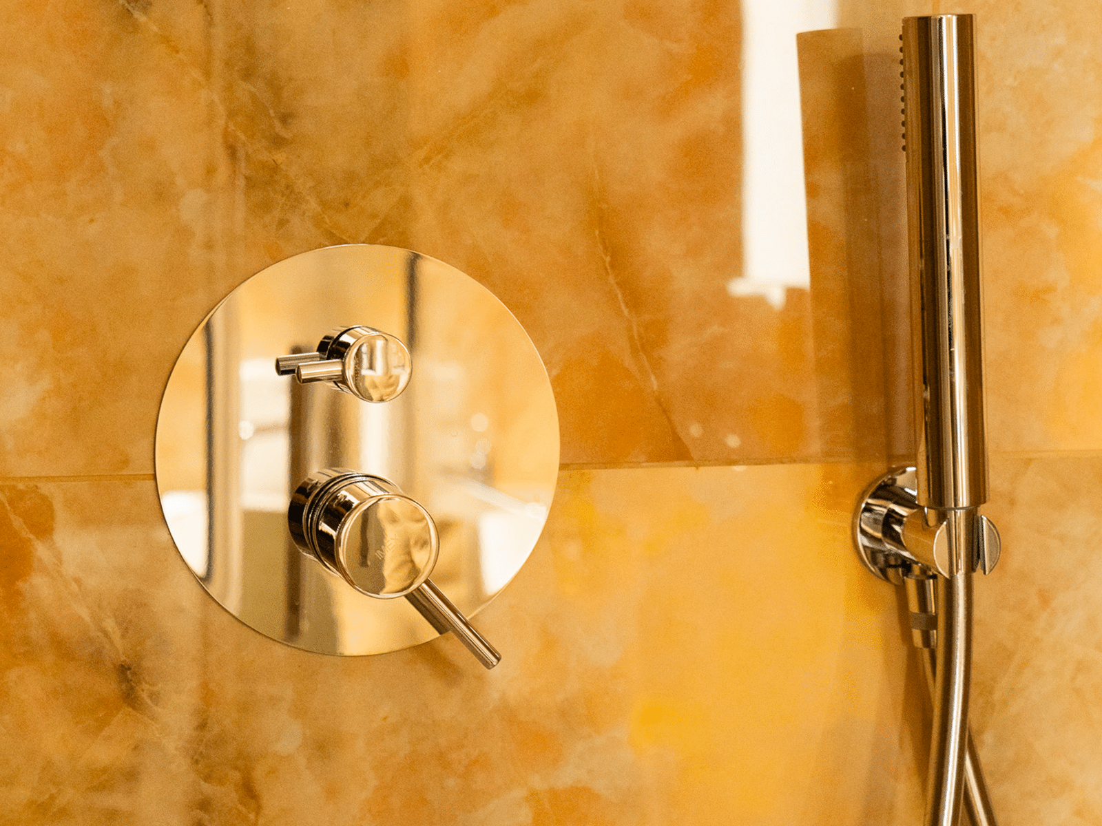 Élégance de la Salle de Bain en Marbre Luxueux Détail d'un mitigeur de douche en marbre de luxe