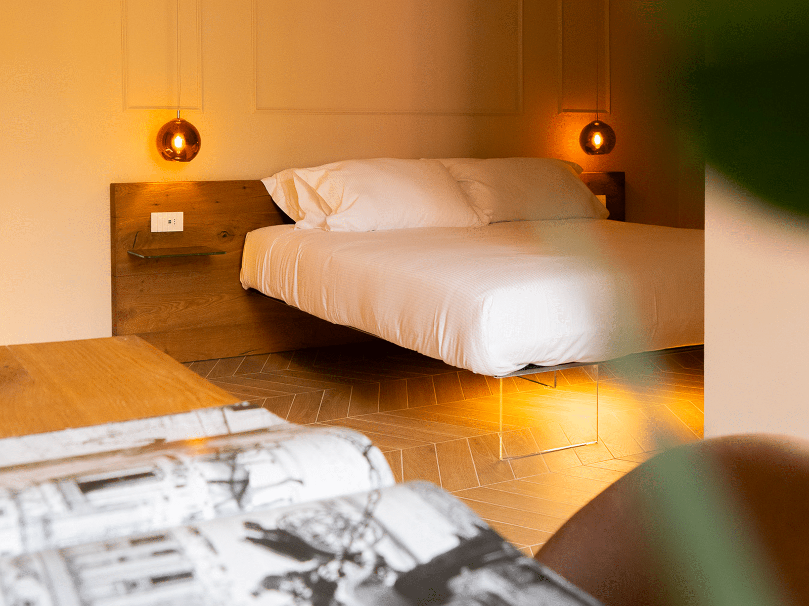 Élégance Moderne au Cœur de Rome Chambre élégante avec éclairage tamisé et mobilier moderne à GV Suite Collection, Rome.