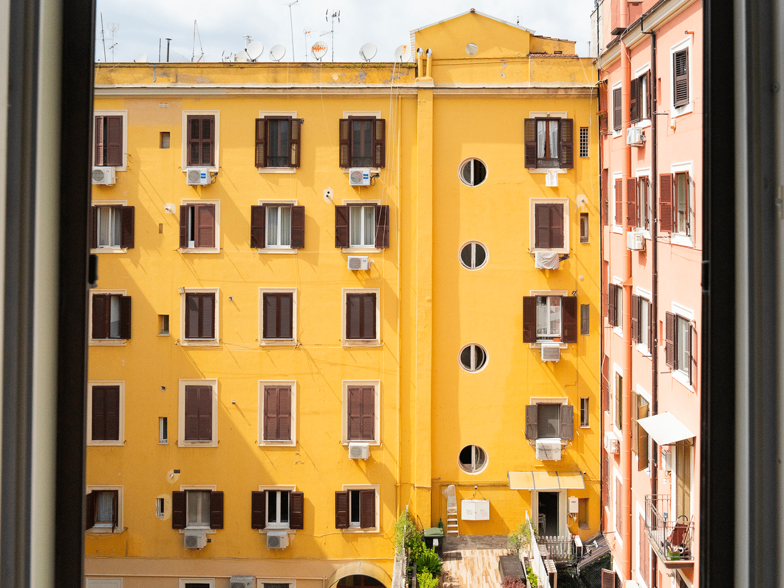 Vue sur les Élégantes Façades Romaines Vue de bâtiments historiques colorés dans un quartier romain