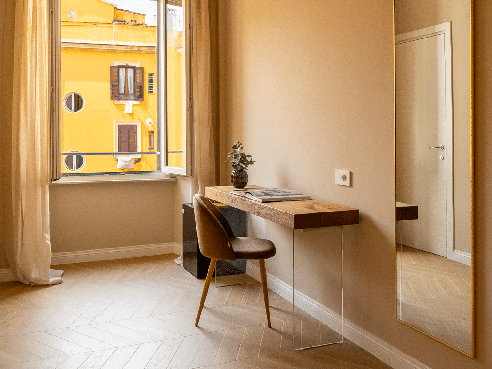 Élégance Sobre à Rome Intérieur d'une chambre de luxe avec vue sur des bâtiments historiques à Rome.