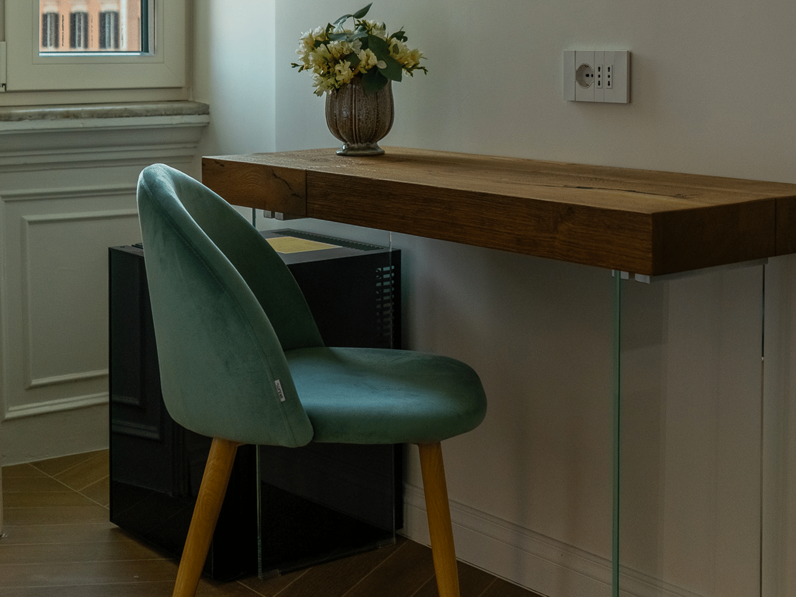 Élégance Sobre à Rome Intérieur d'une suite avec chaise verte et table en bois.