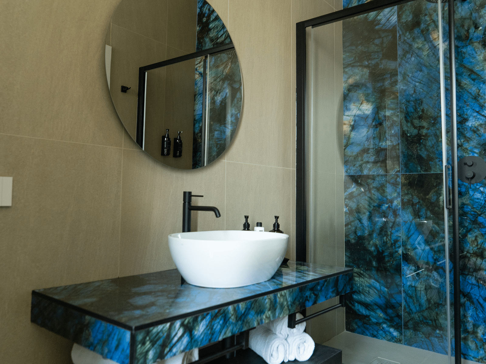Salle de Bain de Luxe avec Détails Élégants Salle de bains au design moderne avec lavabo blanc et détails bleus.