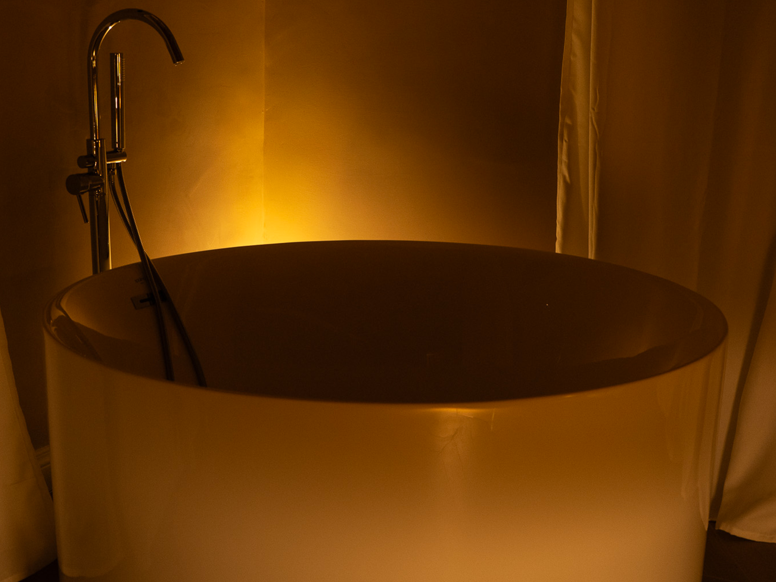 Élégance Contemporaine dans Suite de Luxe Baignoire design éclairée dans un environnement luxueux
