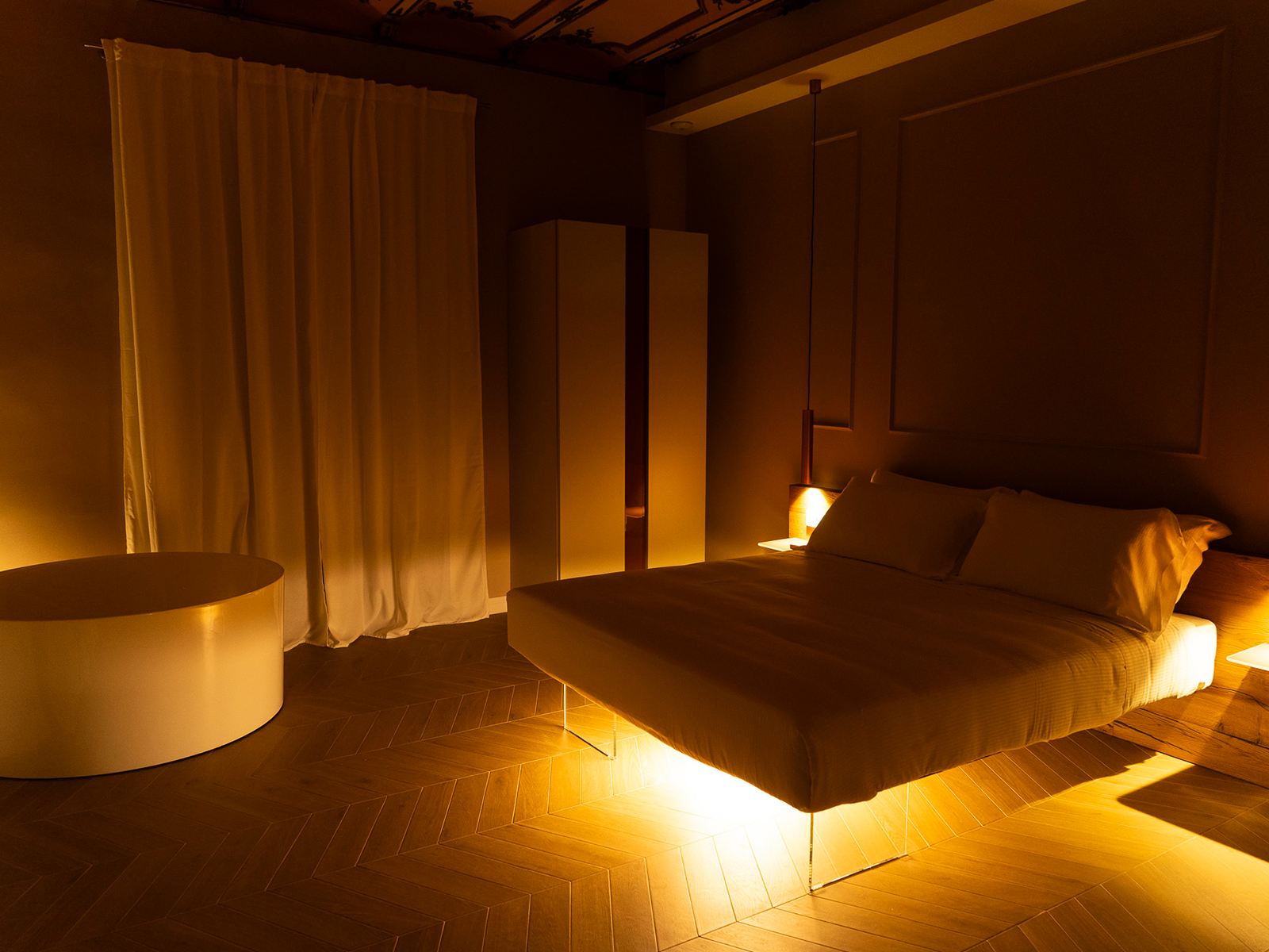 Élégance et Confort à GV Suite Chambre lumineuse avec mobilier moderne et lit double.