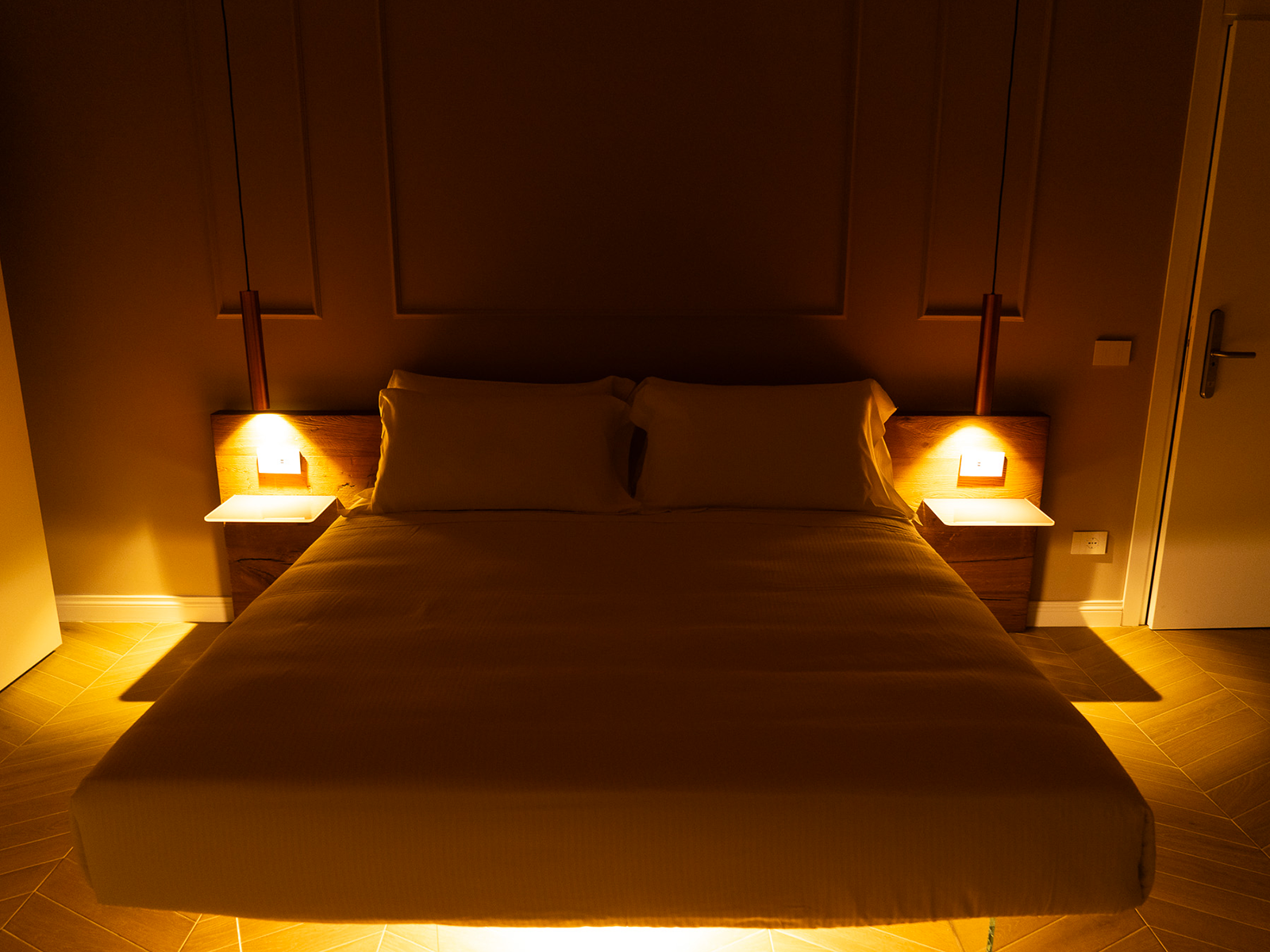 Élégance du Soir en Suite de Luxe Chambre à coucher moderne avec éclairage tamisé à la GV Suite Collection de Rome.