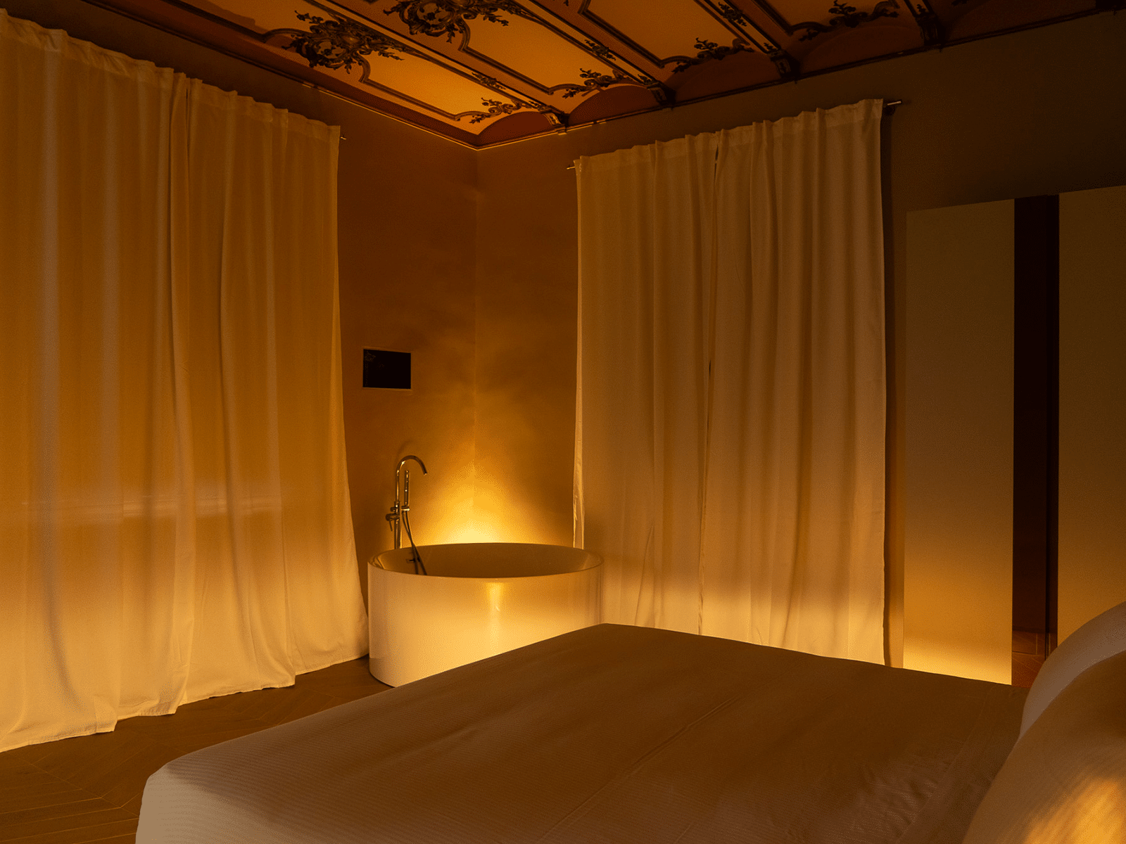 Raffinement Luxueux au Cœur de Rome Chambre élégante avec baignoire et lumières tamisées.