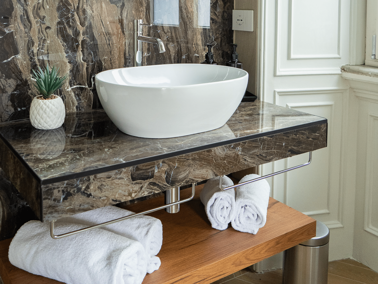 Élégance dans les Détails de Luxe Lavabo moderne sur plan en marbre avec accessoires élégants.
