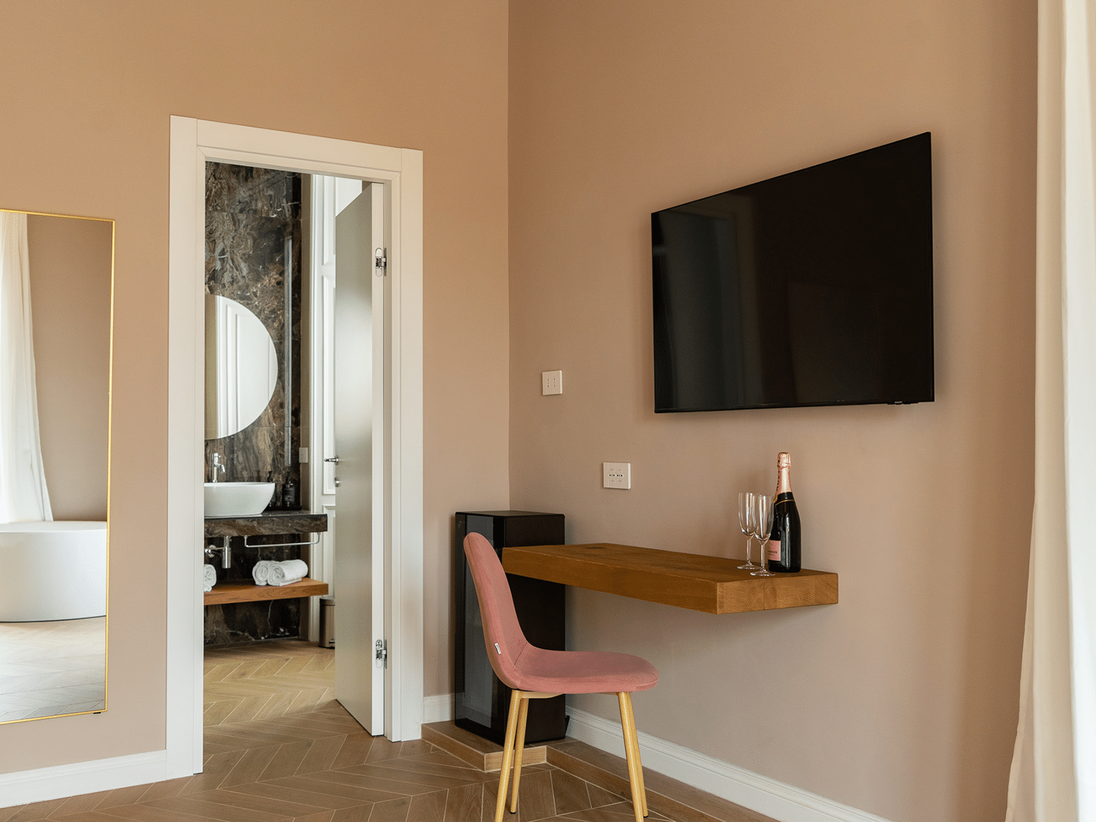 Élégance Moderne dans la Suite GV Intérieur élégant d'une chambre à GV Suite Collection avec un design moderne.