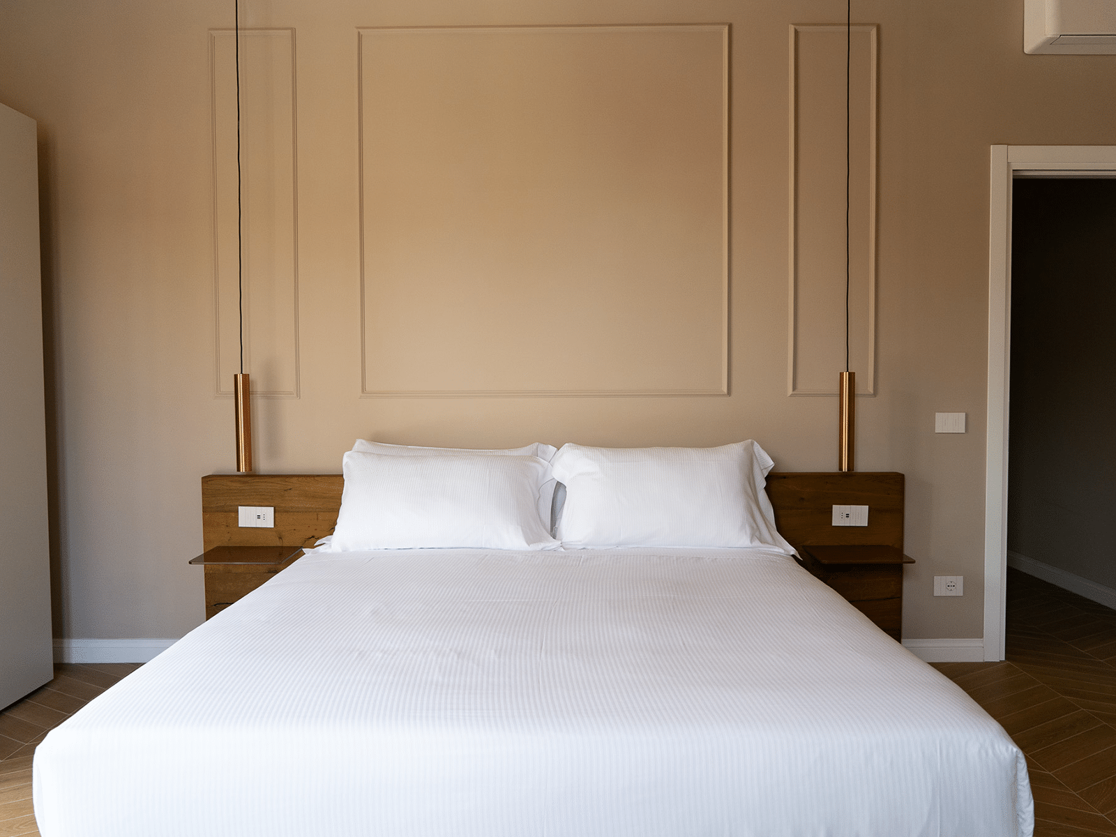 Élégance Intime dans Chambre Lumineuse Lit double dans une chambre de luxe avec des murs beiges.