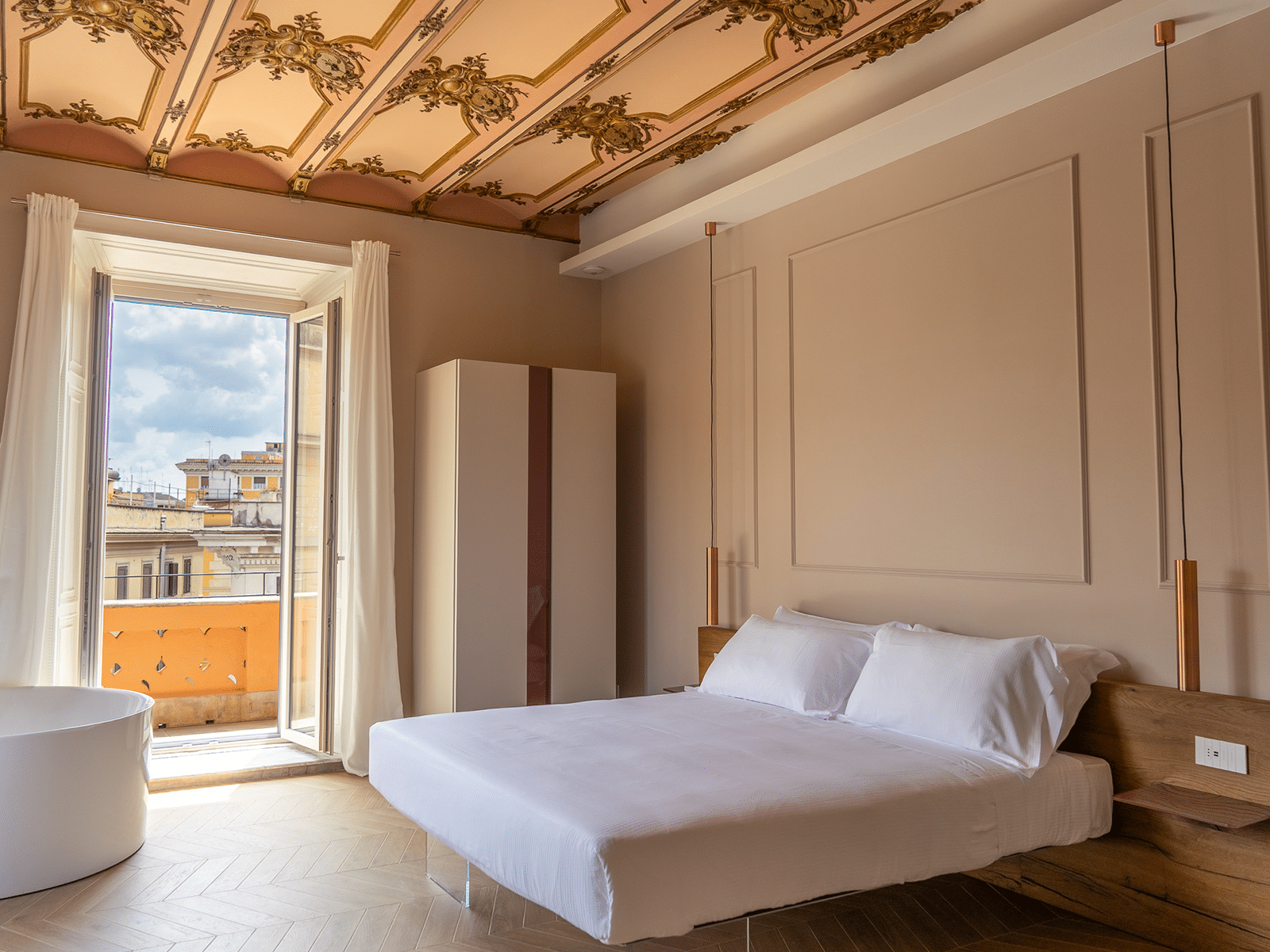 Élégance Sophistiquée au Cœur de Rome Caméra élégante avec vue, plafond décoré doré