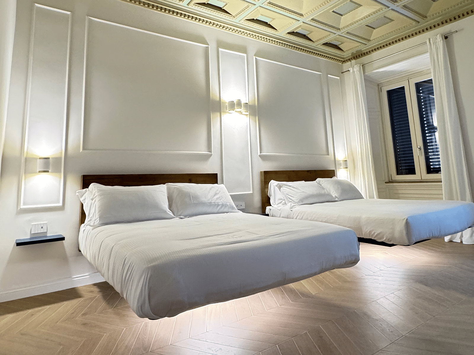 Élégance Moderne en Chambre Premium Chambre double élégante avec lits suspendus, plafond décoré et mobilier raffiné à GV Suite Collection.