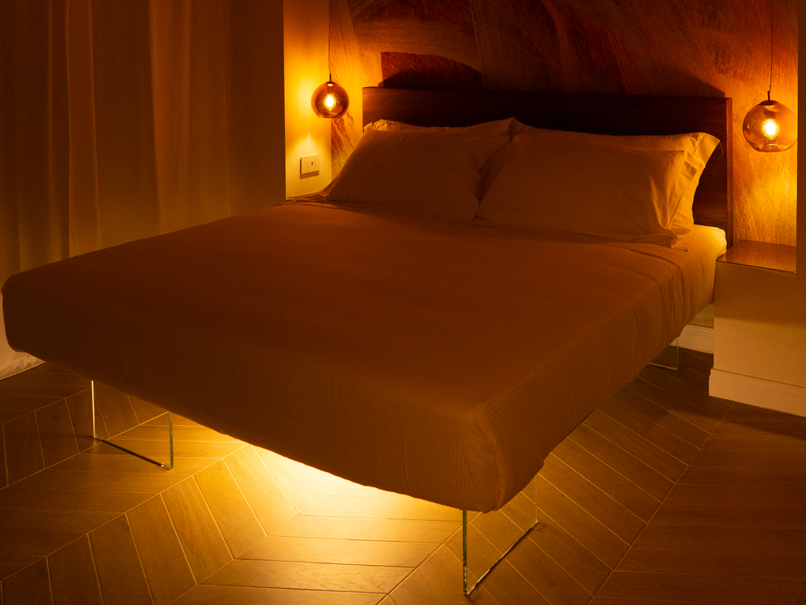 Eleganza Nocturne dans Suite Romaine Chambre à coucher de luxe avec éclairage chaleureux.
