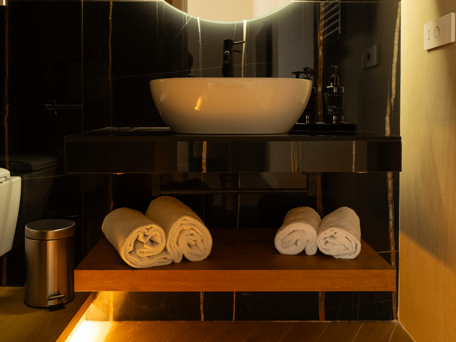 Élégance de la Salle de Bain de Luxe Salle de bain raffinée avec des meubles design et des serviettes de luxe.