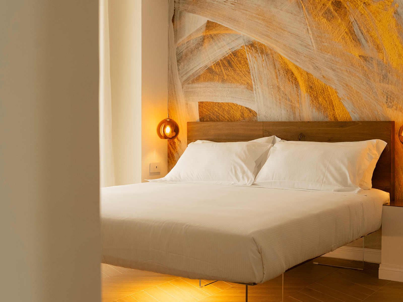 Élégance Sobre dans Suite Romaine Chambre élégante avec lit double et éclairage tamisé.