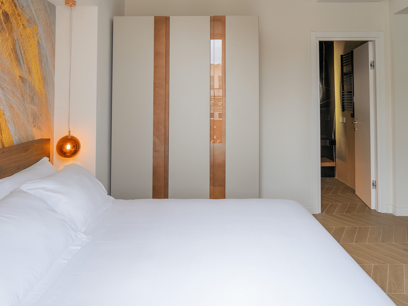 Élégance Moderne et Chaleur Classique Chambre élégante avec design moderne et accents chaleureux.