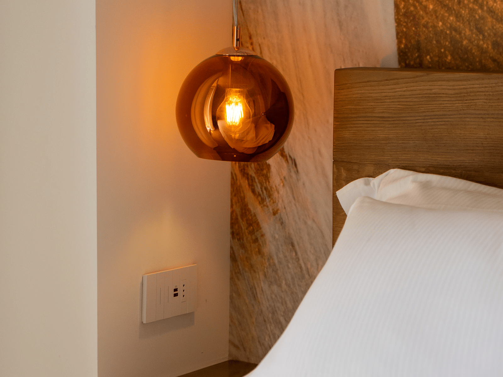 Élégance Moderne dans la Suite GV Lampe moderne sur mur dans une suite de luxe.