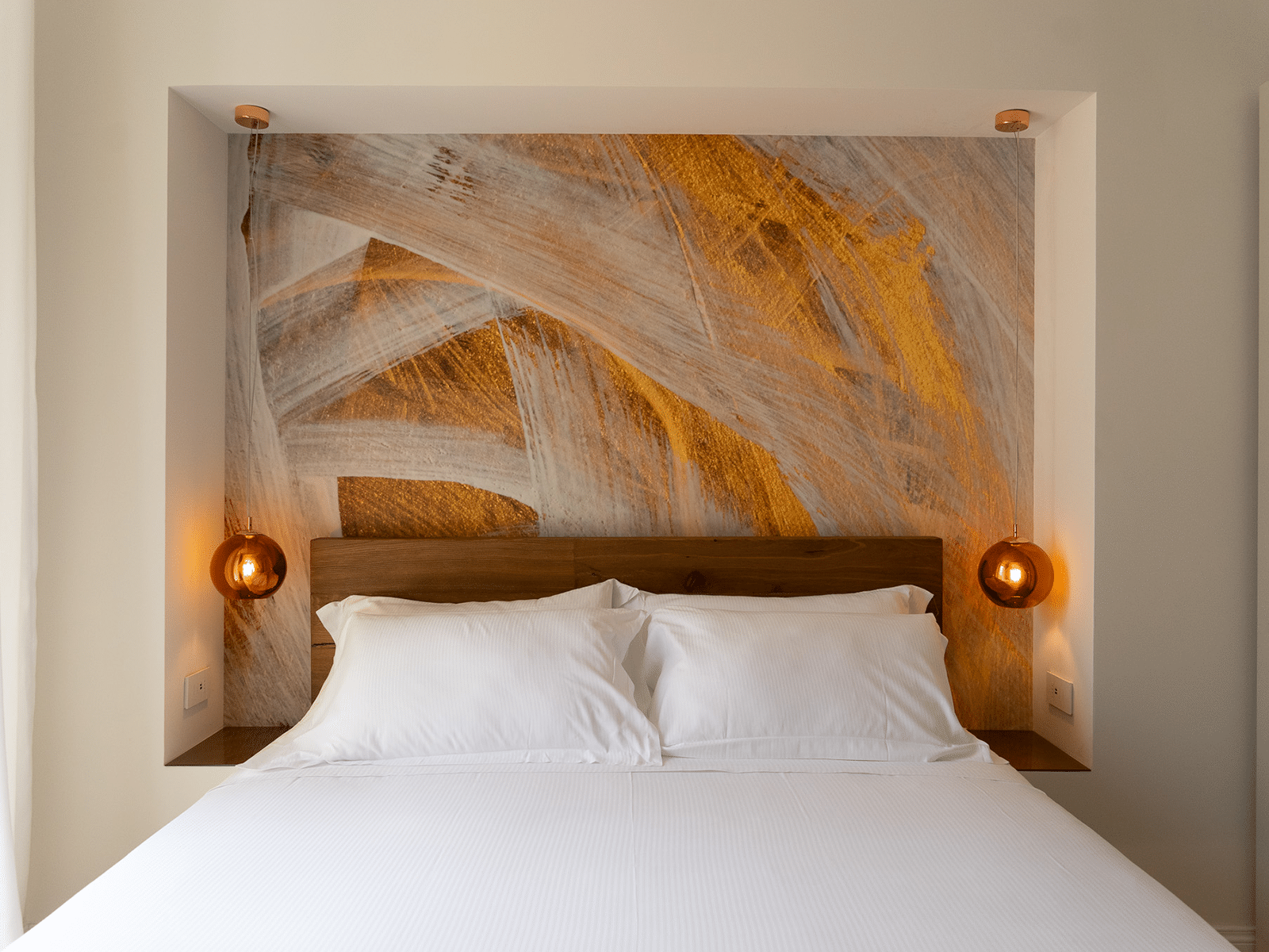 Élégance Intime à Rome Chambre de luxe avec tête de lit moderne et lampes suspendues.