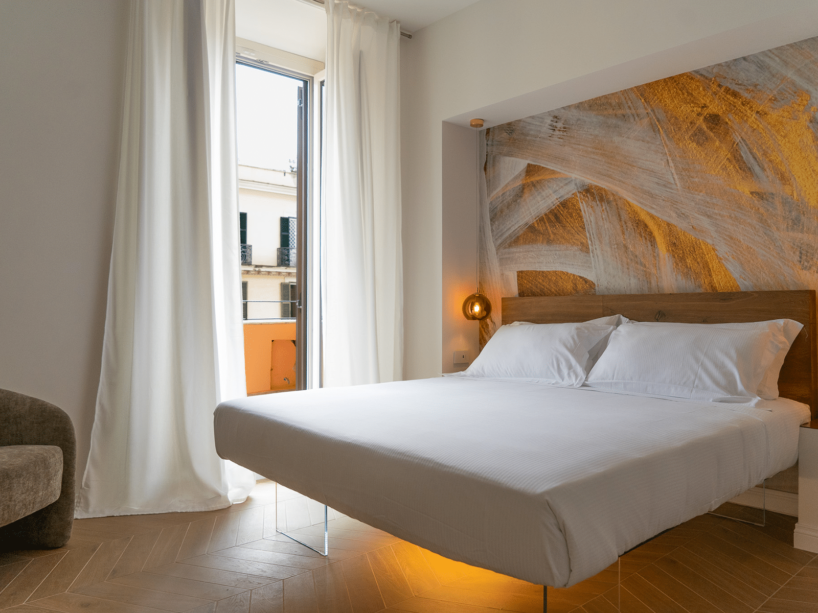 Élégance Contemporaine au Centre de Rome Chambre élégante et moderne avec lit double et décorations artistiques.