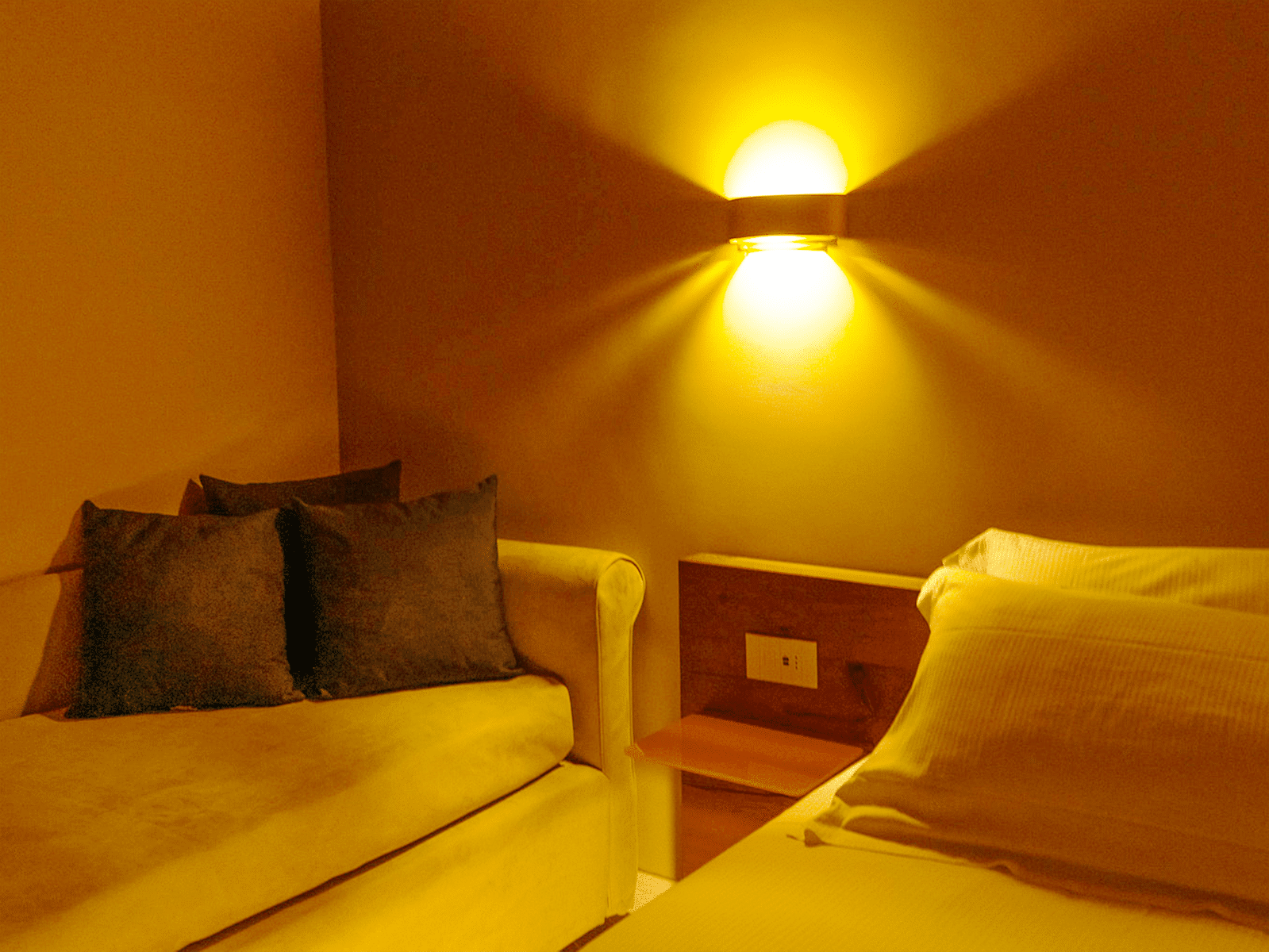 Camera con illuminazione calda e arredo elegante