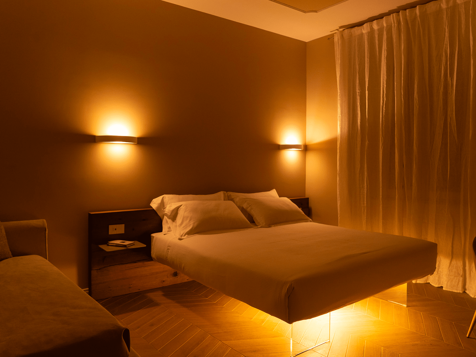 Camera da letto lussuosa con luci soffuse